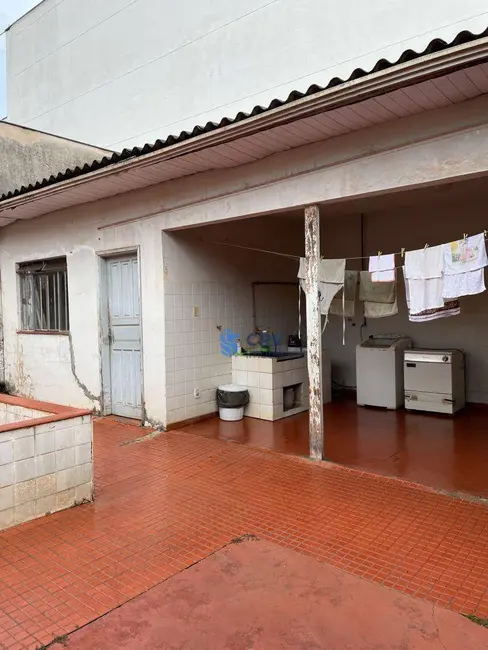 Casa com 4 quartos à venda e para alugar, 525m2 em Centro, Londrina - PR - imagem 9 Foto 9 de Casa com 4 quartos à venda e para alugar, 525m2 em Centro, Londrina - PR