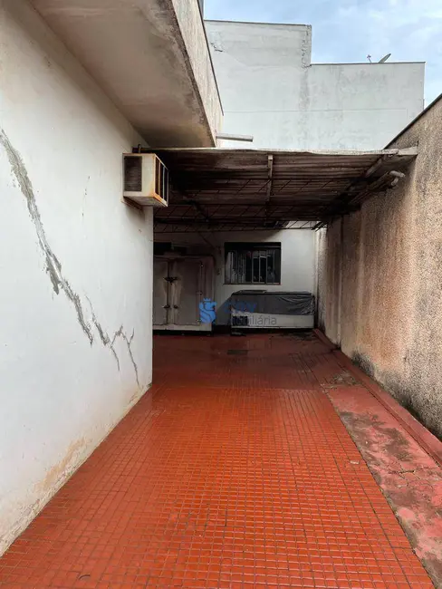 Casa com 4 quartos à venda e para alugar, 525m2 em Centro, Londrina - PR - imagem 8 Foto 8 de Casa com 4 quartos à venda e para alugar, 525m2 em Centro, Londrina - PR