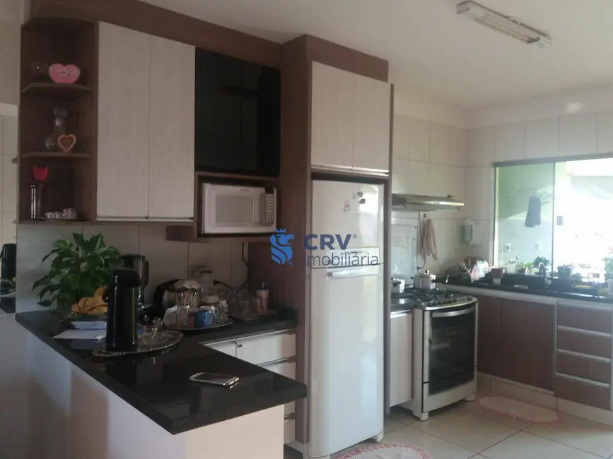 Sobrado com 3 quartos à venda, 256m2 em Leste Oeste, Londrina - PR - imagem 3 Foto 3 de Sobrado com 3 quartos à venda, 256m2 em Leste Oeste, Londrina - PR
