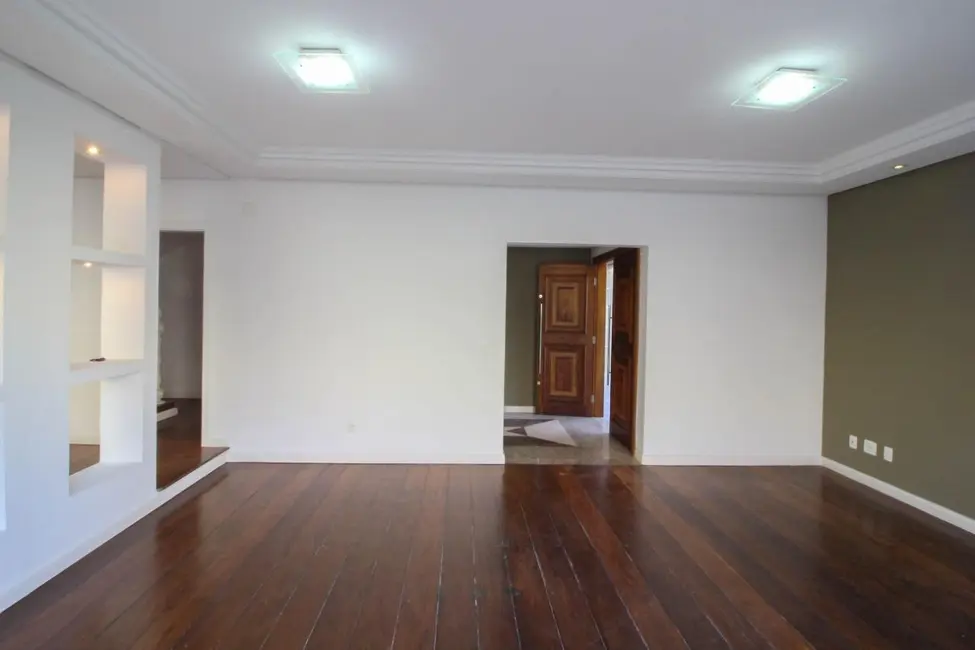 Casa com 4 quartos à venda, 470m2 em Quebec, Londrina - PR - imagem 9 Foto 9 de Casa com 4 quartos à venda, 470m2 em Quebec, Londrina - PR