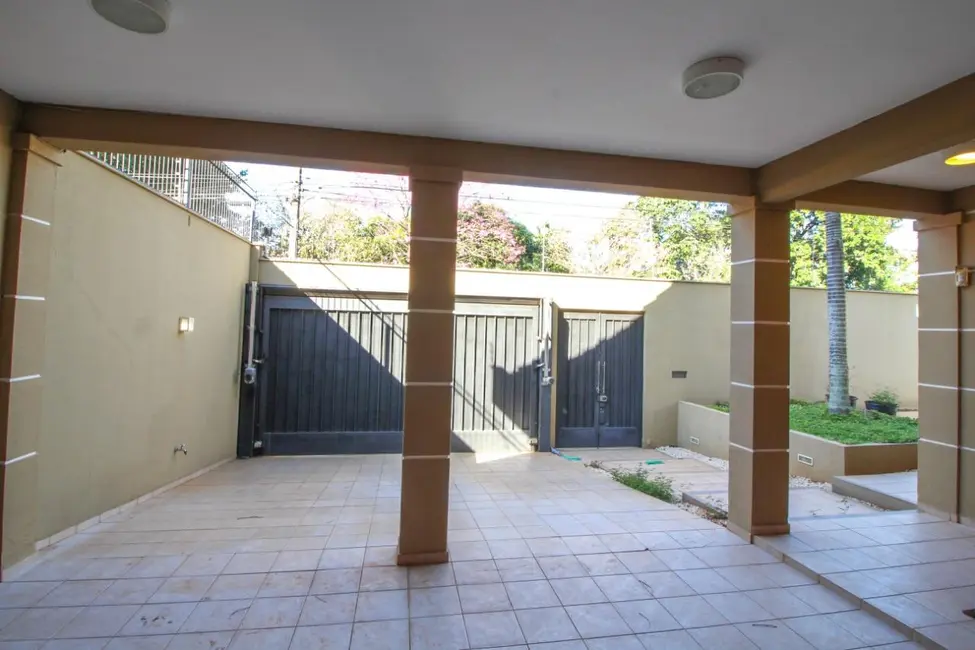 Casa com 4 quartos à venda, 470m2 em Quebec, Londrina - PR - imagem 4 Foto 4 de Casa com 4 quartos à venda, 470m2 em Quebec, Londrina - PR