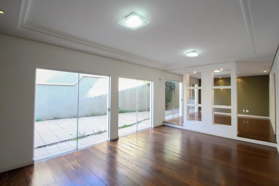 Casa com 4 quartos à venda, 470m2 em Quebec, Londrina - PR - imagem 8 Foto 8 de Casa com 4 quartos à venda, 470m2 em Quebec, Londrina - PR