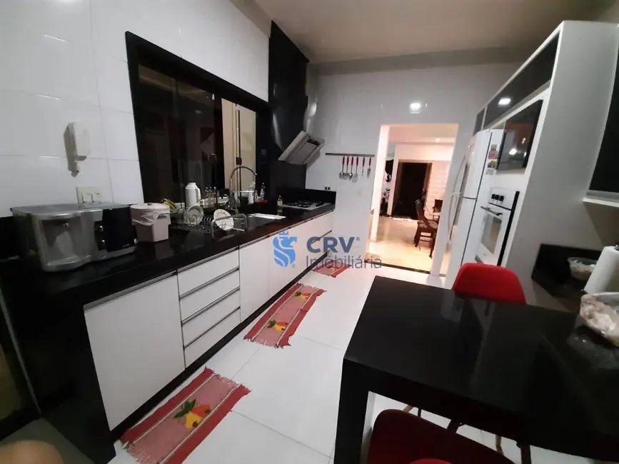 Sobrado com 4 quartos à venda, 250m2 em Jardim Planalto, Londrina - PR - imagem 7 Foto 7 de Sobrado com 4 quartos à venda, 250m2 em Jardim Planalto, Londrina - PR