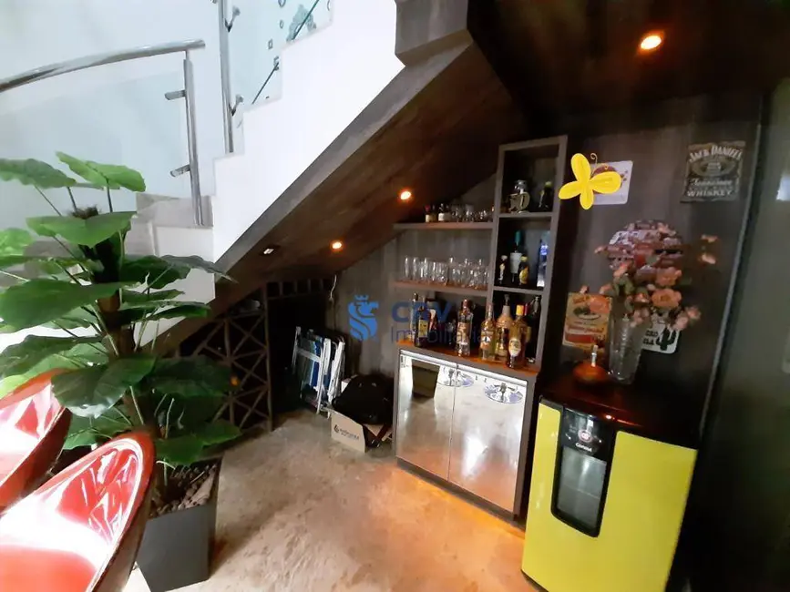 Sobrado com 4 quartos à venda, 250m2 em Jardim Planalto, Londrina - PR - imagem 4 Foto 4 de Sobrado com 4 quartos à venda, 250m2 em Jardim Planalto, Londrina - PR