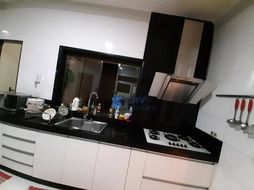 Sobrado com 4 quartos à venda, 250m2 em Jardim Planalto, Londrina - PR - imagem 8 Foto 8 de Sobrado com 4 quartos à venda, 250m2 em Jardim Planalto, Londrina - PR