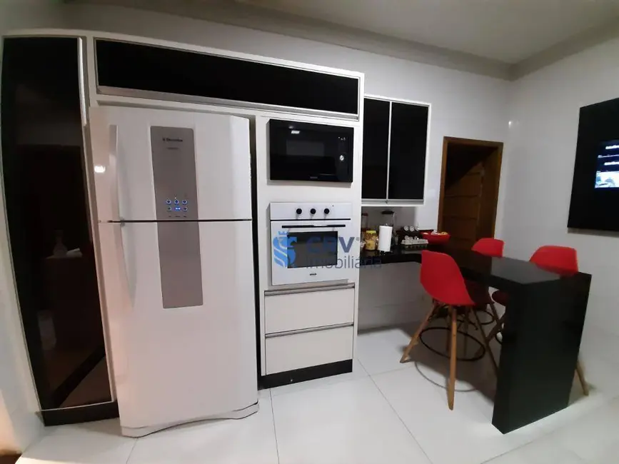 Sobrado com 4 quartos à venda, 250m2 em Jardim Planalto, Londrina - PR - imagem 6 Foto 6 de Sobrado com 4 quartos à venda, 250m2 em Jardim Planalto, Londrina - PR