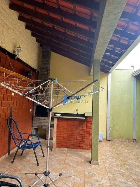 Casa com 3 quartos à venda, 200m2 em Jacomo Violin, Londrina - PR - imagem 8 Foto 8 de Casa com 3 quartos à venda, 200m2 em Jacomo Violin, Londrina - PR