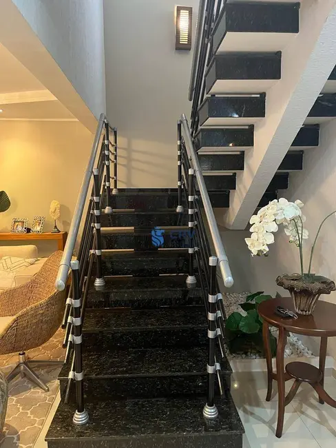 Sobrado com 3 quartos à venda, 442m2 em Parque Jamaica, Londrina - PR - imagem 4 Foto 4 de Sobrado com 3 quartos à venda, 442m2 em Parque Jamaica, Londrina - PR