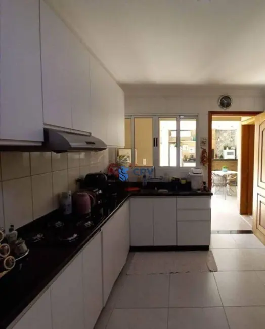 Sobrado com 5 quartos à venda, 317m2 em Operária, Londrina - PR - imagem 8 Foto 8 de Sobrado com 5 quartos à venda, 317m2 em Operária, Londrina - PR