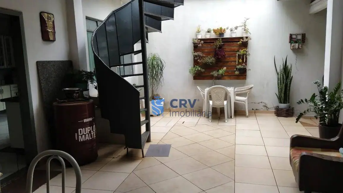 Casa com 3 quartos à venda, 190m2 em Bandeirantes, Londrina - PR - imagem 4 Foto 4 de Casa com 3 quartos à venda, 190m2 em Bandeirantes, Londrina - PR