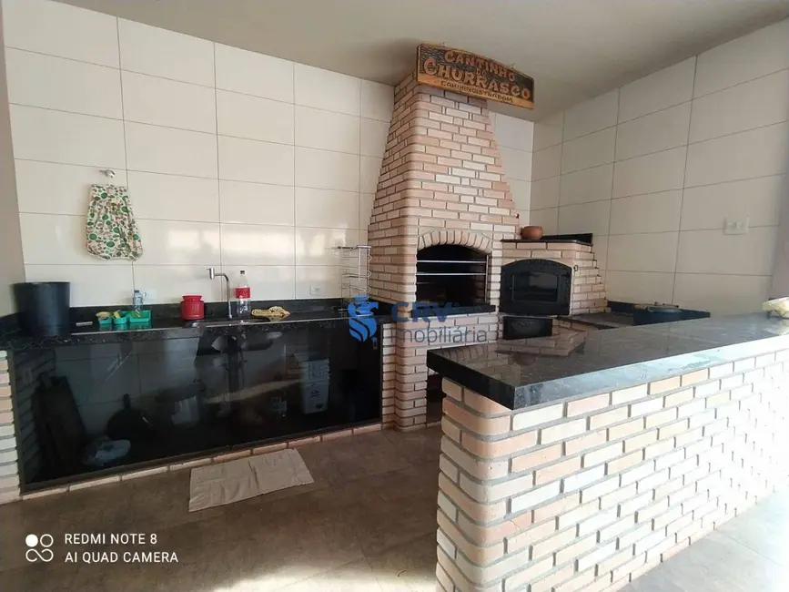 Chácara com 4 quartos à venda, 2500m2 em Novo Aeroporto, Londrina - PR - imagem 8 Foto 8 de Chácara com 4 quartos à venda, 2500m2 em Novo Aeroporto, Londrina - PR