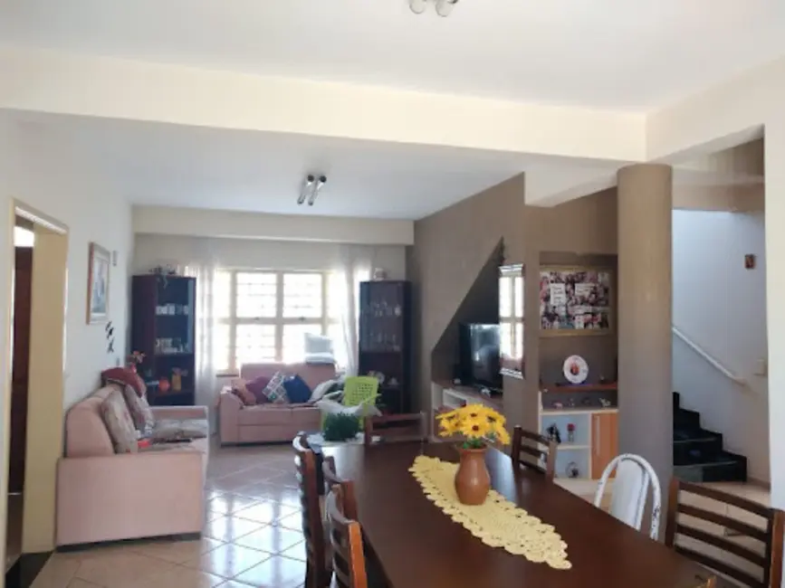 Sobrado com 4 quartos à venda, 370m2 em Messiânico, Londrina - PR - imagem 3 Foto 3 de Sobrado com 4 quartos à venda, 370m2 em Messiânico, Londrina - PR
