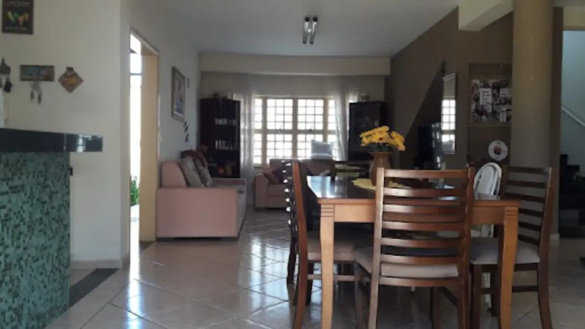 Sobrado com 4 quartos à venda, 370m2 em Messiânico, Londrina - PR - imagem 5 Foto 5 de Sobrado com 4 quartos à venda, 370m2 em Messiânico, Londrina - PR