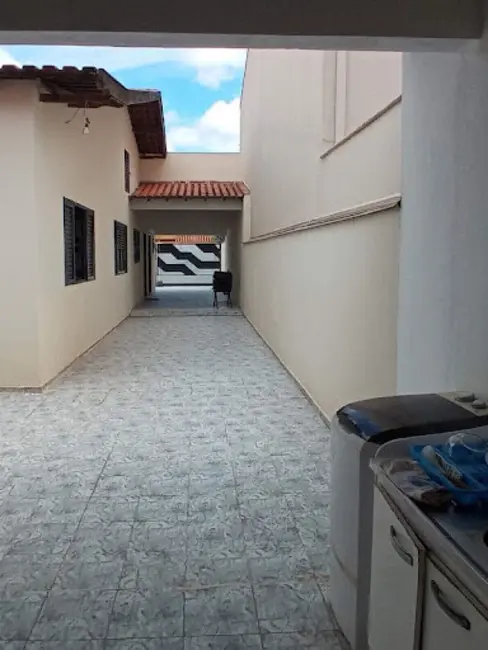 Casa com 3 quartos à venda, 300m2 em Jardim Tarumã, Londrina - PR - imagem 3 Foto 3 de Casa com 3 quartos à venda, 300m2 em Jardim Tarumã, Londrina - PR