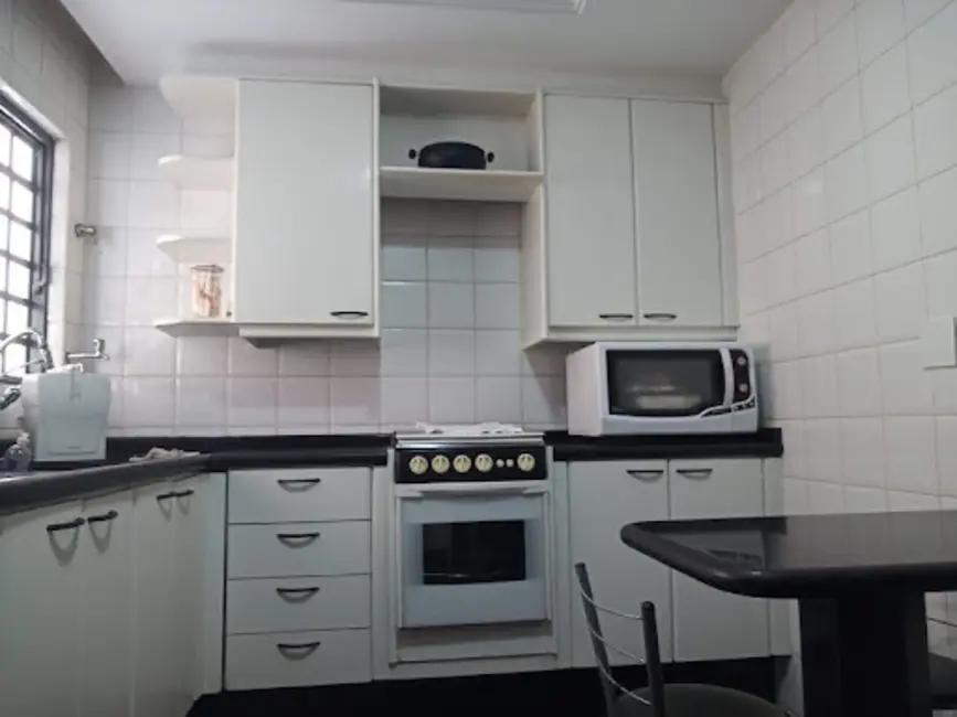 Casa com 3 quartos à venda, 300m2 em Jardim Tarumã, Londrina - PR - imagem 4 Foto 4 de Casa com 3 quartos à venda, 300m2 em Jardim Tarumã, Londrina - PR