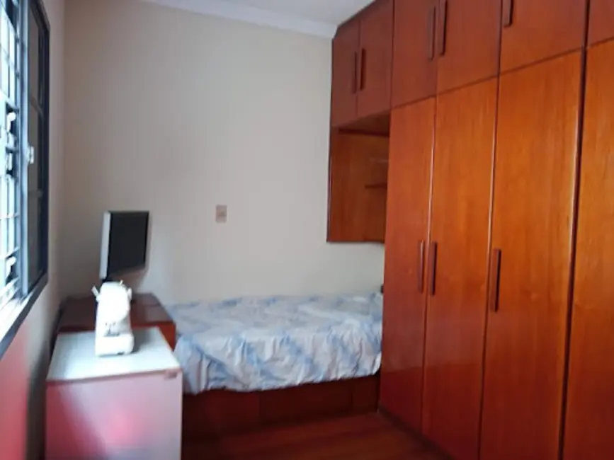 Casa com 3 quartos à venda, 300m2 em Jardim Tarumã, Londrina - PR - imagem 5 Foto 5 de Casa com 3 quartos à venda, 300m2 em Jardim Tarumã, Londrina - PR