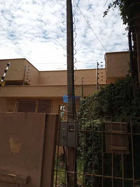 Casa com 3 quartos à venda, 304m2 em Centro, Londrina - PR - imagem 4 Foto 4 de Casa com 3 quartos à venda, 304m2 em Centro, Londrina - PR