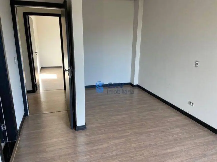 Sobrado com 3 quartos à venda, 250m2 em Jardim Montecatini, Londrina - PR - imagem 6 Foto 6 de Sobrado com 3 quartos à venda, 250m2 em Jardim Montecatini, Londrina - PR