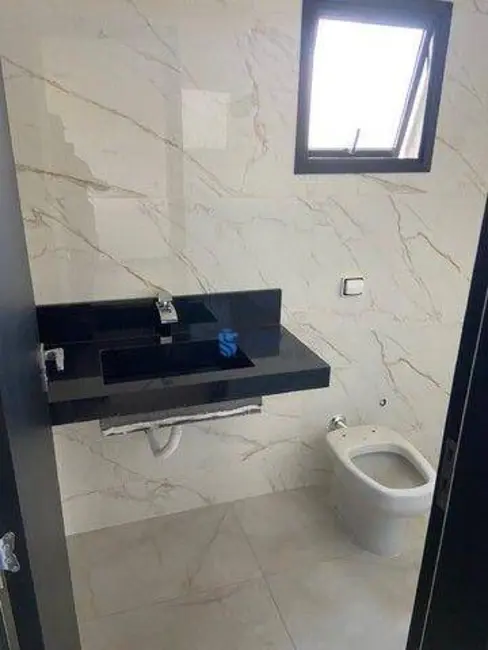 Sobrado com 3 quartos à venda, 250m2 em Jardim Montecatini, Londrina - PR - imagem 9 Foto 9 de Sobrado com 3 quartos à venda, 250m2 em Jardim Montecatini, Londrina - PR