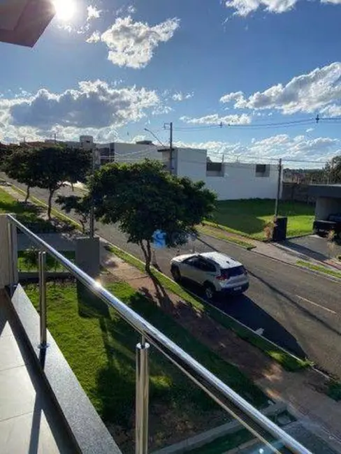 Sobrado com 3 quartos à venda, 250m2 em Jardim Montecatini, Londrina - PR - imagem 4 Foto 4 de Sobrado com 3 quartos à venda, 250m2 em Jardim Montecatini, Londrina - PR