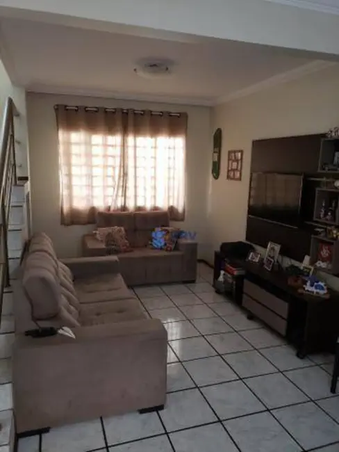 Sobrado com 3 quartos à venda, 108m2 em Brasília, Londrina - PR - imagem 3 Foto 3 de Sobrado com 3 quartos à venda, 108m2 em Brasília, Londrina - PR