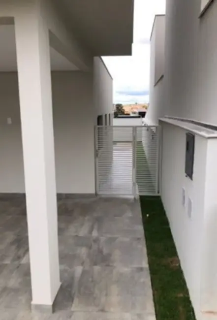 Sobrado com 3 quartos à venda, 250m2 em Gleba Simon Frazer, Londrina - PR - imagem 3 Foto 3 de Sobrado com 3 quartos à venda, 250m2 em Gleba Simon Frazer, Londrina - PR
