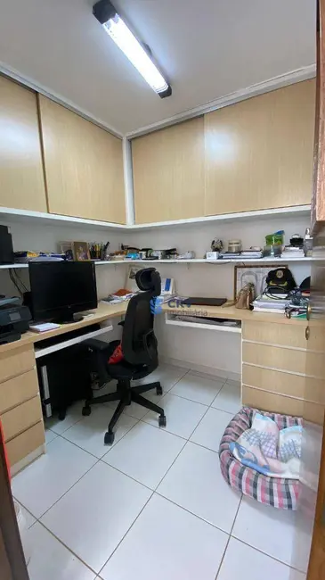 Apartamento com 4 quartos à venda, 223m2 em Centro, Londrina - PR - imagem 5 Foto 5 de Apartamento com 4 quartos à venda, 223m2 em Centro, Londrina - PR