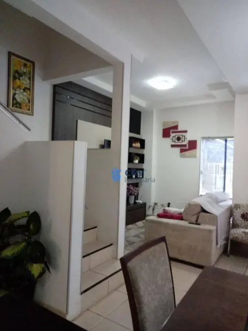 Foto 2 de Sobrado com 3 quartos à venda, 150m2 em Colúmbia, Londrina - PR