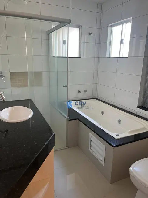 Foto 9 de Casa de Condomínio com 3 quartos para alugar, 250m2 em Parque Jamaica, Londrina - PR