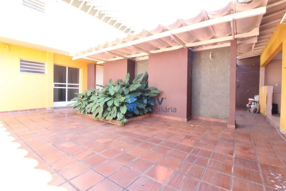 Sobrado com 4 quartos à venda, 438m2 em Centro, Londrina - PR - imagem 3 Foto 3 de Sobrado com 4 quartos à venda, 438m2 em Centro, Londrina - PR