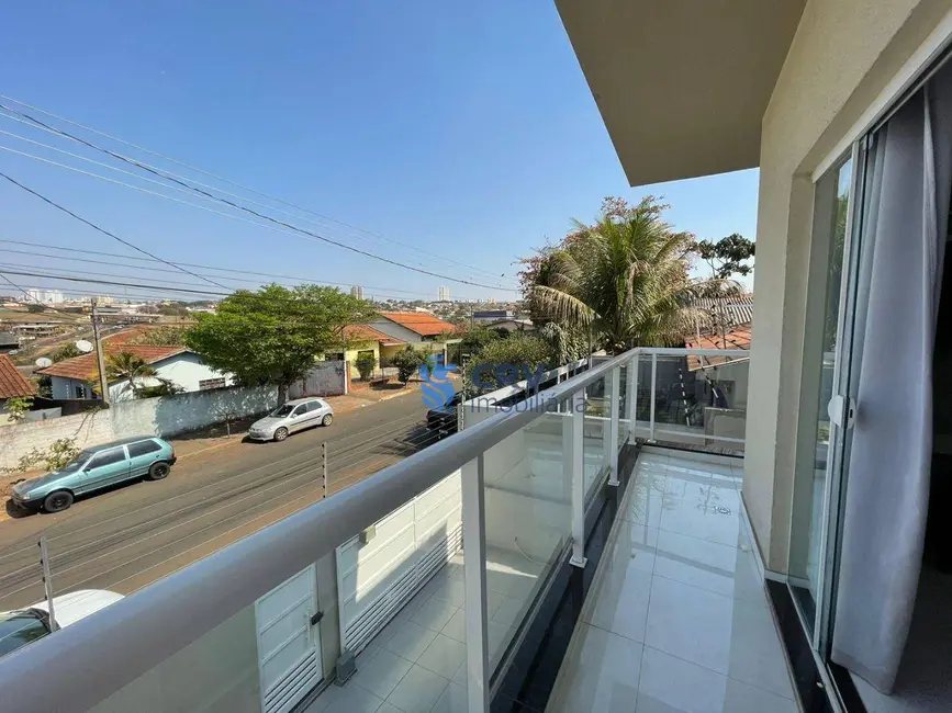 Sobrado com 3 quartos à venda, 213m2 em Coliseu, Londrina - PR - imagem 5 Foto 5 de Sobrado com 3 quartos à venda, 213m2 em Coliseu, Londrina - PR