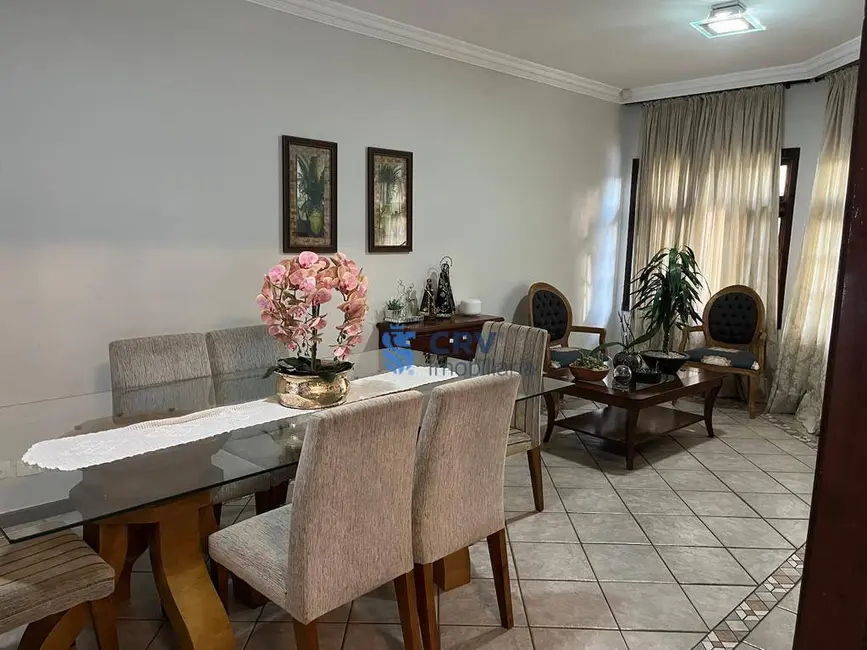 Casa com 3 quartos à venda, 401m2 em Champagnat, Londrina - PR - imagem 4 Foto 4 de Casa com 3 quartos à venda, 401m2 em Champagnat, Londrina - PR