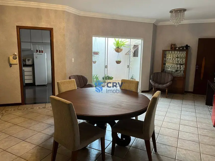 Casa com 3 quartos à venda, 401m2 em Champagnat, Londrina - PR - imagem 5 Foto 5 de Casa com 3 quartos à venda, 401m2 em Champagnat, Londrina - PR