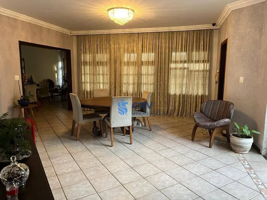Casa com 3 quartos à venda, 401m2 em Champagnat, Londrina - PR - imagem 6 Foto 6 de Casa com 3 quartos à venda, 401m2 em Champagnat, Londrina - PR