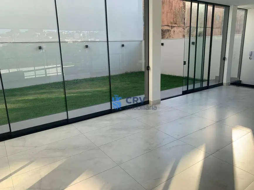 Sobrado com 3 quartos à venda, 241m2 em Universitário, Londrina - PR - imagem 7 Foto 7 de Sobrado com 3 quartos à venda, 241m2 em Universitário, Londrina - PR