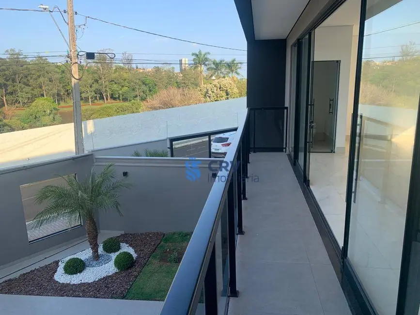 Sobrado com 3 quartos à venda, 241m2 em Universitário, Londrina - PR - imagem 8 Foto 8 de Sobrado com 3 quartos à venda, 241m2 em Universitário, Londrina - PR