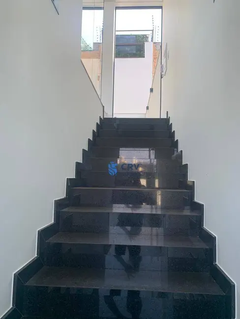 Sobrado com 3 quartos à venda, 241m2 em Universitário, Londrina - PR - imagem 4 Foto 4 de Sobrado com 3 quartos à venda, 241m2 em Universitário, Londrina - PR