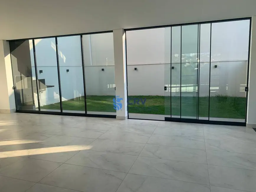 Sobrado com 3 quartos à venda, 241m2 em Universitário, Londrina - PR - imagem 6 Foto 6 de Sobrado com 3 quartos à venda, 241m2 em Universitário, Londrina - PR