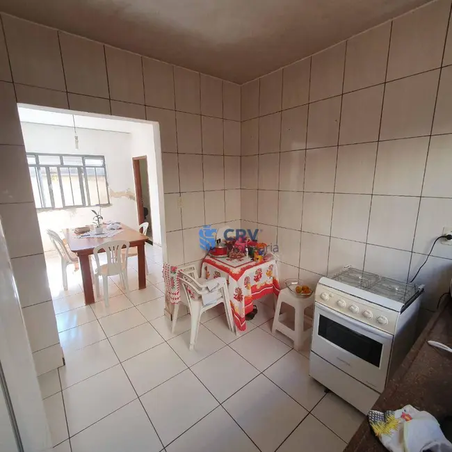 Casa com 3 quartos à venda, 360m2 em Guanabara, Londrina - PR - imagem 4 Foto 4 de Casa com 3 quartos à venda, 360m2 em Guanabara, Londrina - PR