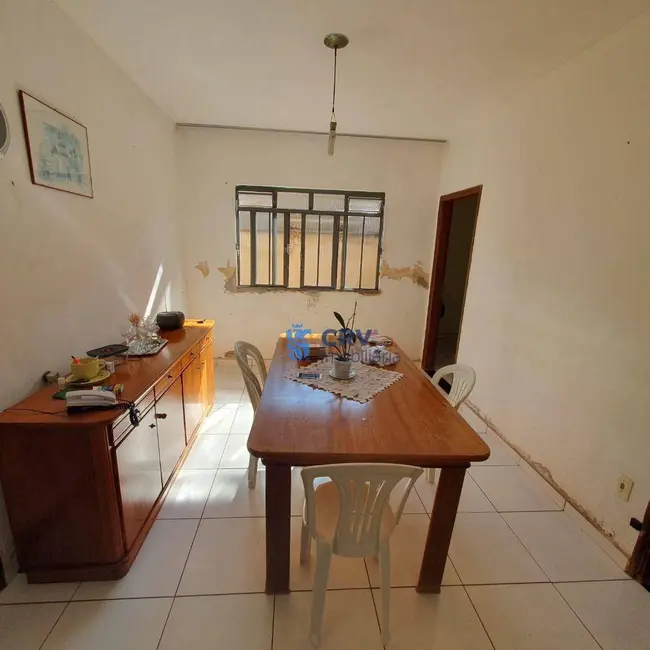 Casa com 3 quartos à venda, 360m2 em Guanabara, Londrina - PR - imagem 3 Foto 3 de Casa com 3 quartos à venda, 360m2 em Guanabara, Londrina - PR