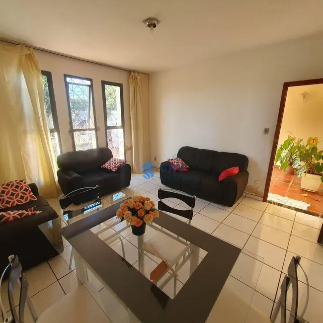 Foto 2 de Casa com 3 quartos à venda, 360m2 em Guanabara, Londrina - PR