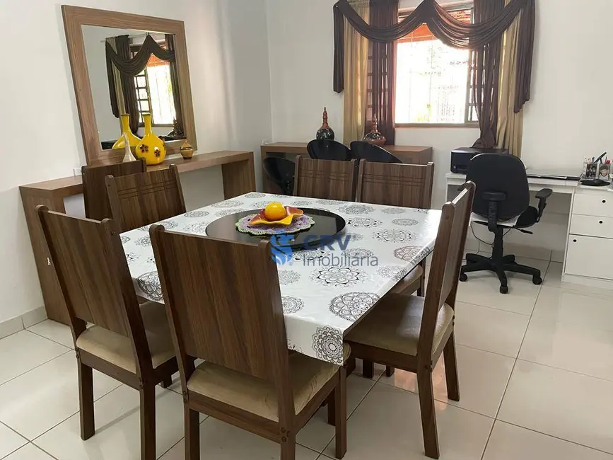 Casa com 3 quartos à venda, 215m2 em Londrina - PR - imagem 5 Foto 5 de Casa com 3 quartos à venda, 215m2 em Londrina - PR