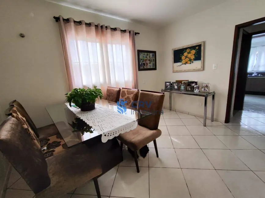 Casa com 3 quartos à venda, 300m2 em Londrina - PR - imagem 8 Foto 8 de Casa com 3 quartos à venda, 300m2 em Londrina - PR