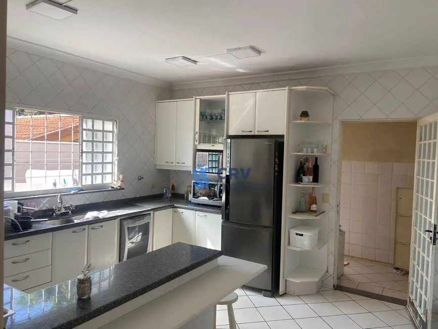 Casa com 4 quartos à venda e para alugar, 530m2 em Parque Residencial Alcântara, Londrina - PR - imagem 9 Foto 9 de Casa com 4 quartos à venda e para alugar, 530m2 em Parque Residencial Alcântara, Londrina - PR