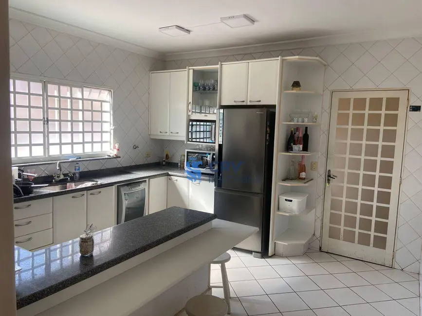 Casa com 4 quartos à venda e para alugar, 530m2 em Parque Residencial Alcântara, Londrina - PR - imagem 8 Foto 8 de Casa com 4 quartos à venda e para alugar, 530m2 em Parque Residencial Alcântara, Londrina - PR
