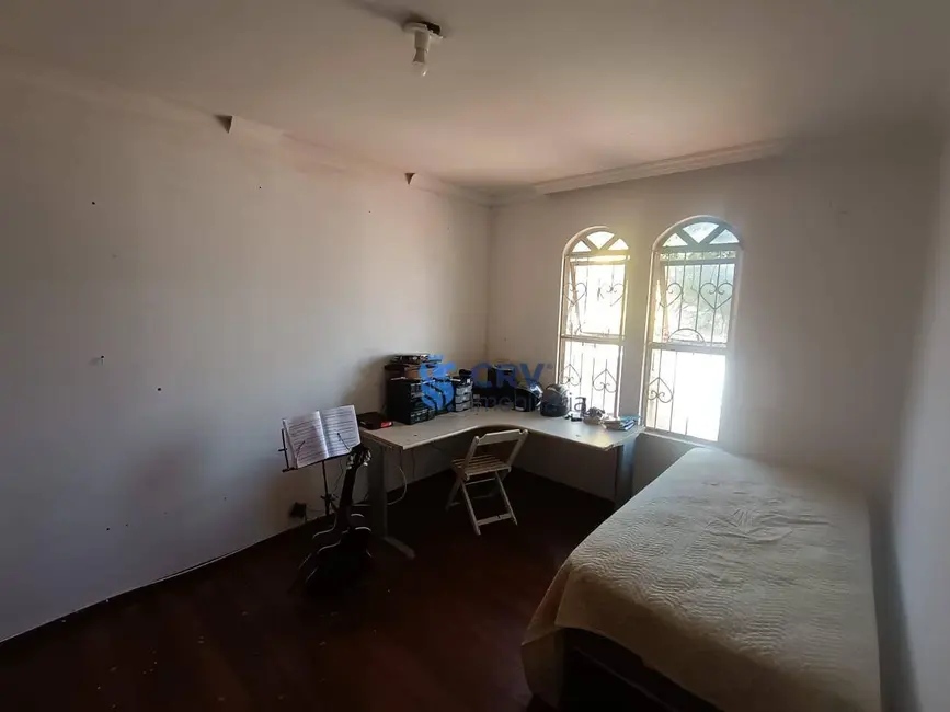 Casa com 3 quartos à venda, 300m2 em Ipanema, Londrina - PR - imagem 6 Foto 6 de Casa com 3 quartos à venda, 300m2 em Ipanema, Londrina - PR