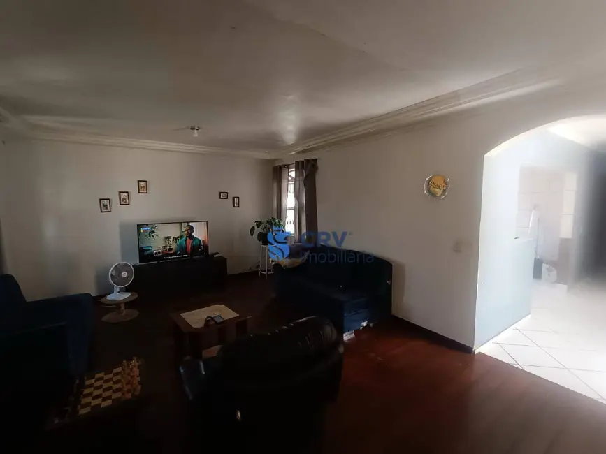 Casa com 3 quartos à venda, 300m2 em Ipanema, Londrina - PR - imagem 8 Foto 8 de Casa com 3 quartos à venda, 300m2 em Ipanema, Londrina - PR