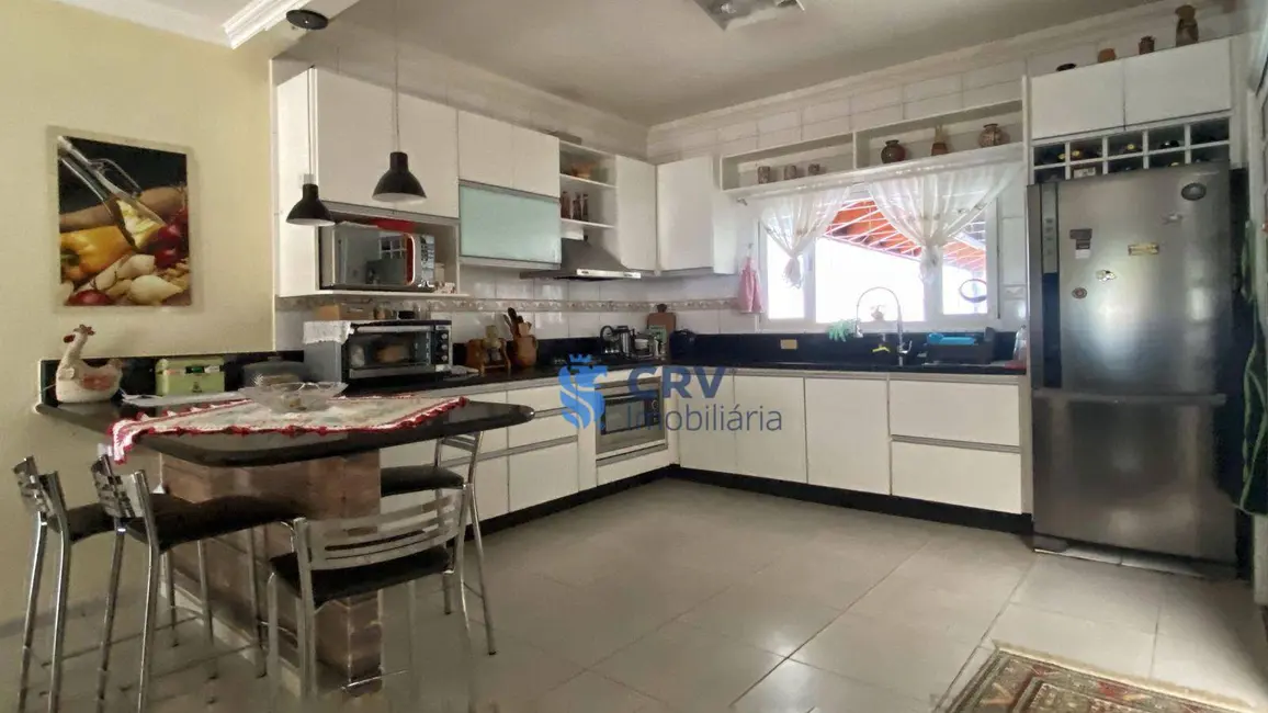 Sobrado com 3 quartos à venda, 250m2 em Bandeirantes, Londrina - PR - imagem 5 Foto 5 de Sobrado com 3 quartos à venda, 250m2 em Bandeirantes, Londrina - PR