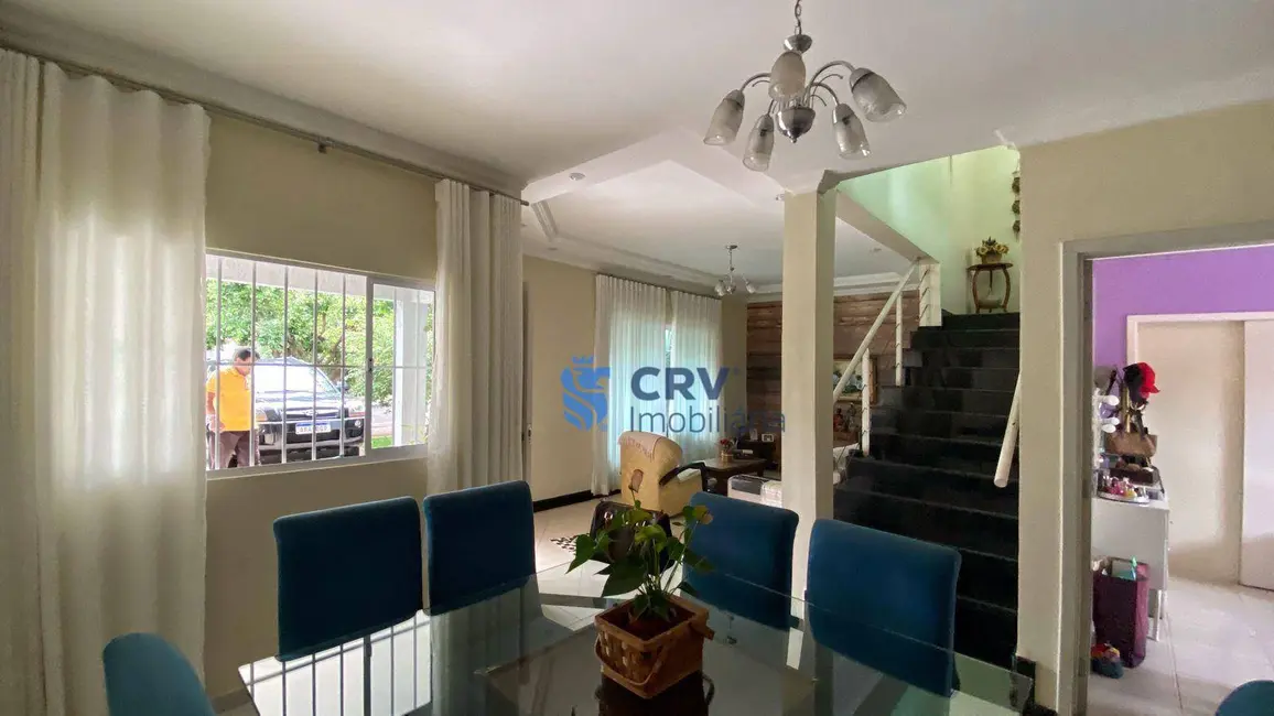 Sobrado com 3 quartos à venda, 250m2 em Bandeirantes, Londrina - PR - imagem 4 Foto 4 de Sobrado com 3 quartos à venda, 250m2 em Bandeirantes, Londrina - PR