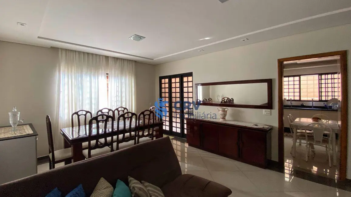 Sobrado com 3 quartos à venda, 275m2 em Jardim Tókio, Londrina - PR - imagem 9 Foto 9 de Sobrado com 3 quartos à venda, 275m2 em Jardim Tókio, Londrina - PR
